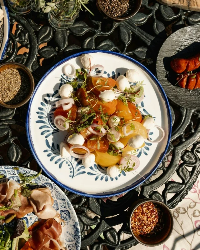 The Garden is made for long, laid-back days...

Tuck into flatbreads, seasonal salads, flame-grilled skewers and pizzas - all perfectly paired with spritzes and summer-ready sips.

#Lymington #AlFrescoDining