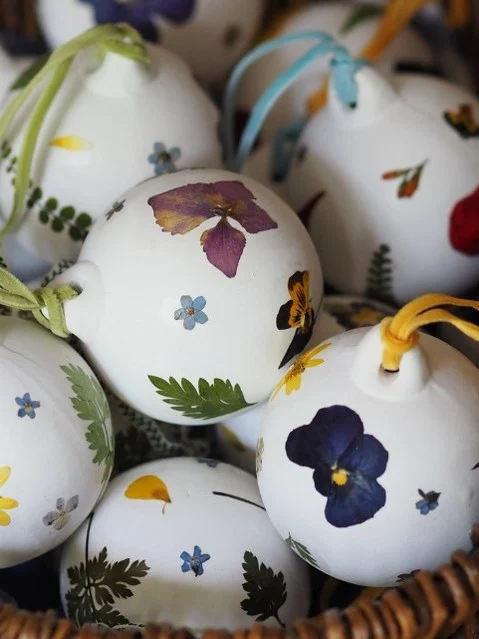 Join our first Festive Workshop: Pressed Flower Baubles with Beth… 🎄

Ease into the Christmas spirit and get creative with Beth’s Pressed Flower Bauble Workshop, using her beautiful archive of hand-pressed flowers to decorate your own set of three ceramic baubles.

All crafting materials, including velvet ribbons and a gift box filled with a nest of natural wood wool and dried flowers included.

Saturday 29th November | 11am-1pm