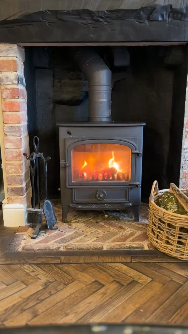 Crackling fires, perfectly poured drinks and unhurried evenings… settle in at Salt Bar.