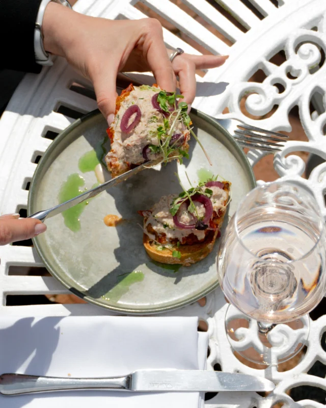 Lunch, the Stanwell way… 

Hand-picked crab meat, Isle of Wight tomato, picked shallot and Lusso leaf salad, served on toasted sourdough.