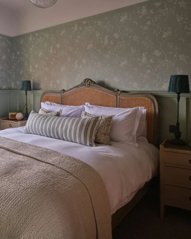 Room to make yourself at home... 

Space to unwind, your own private balcony and every excuse to stay a little longer. 

Meet our Balcony Suite.